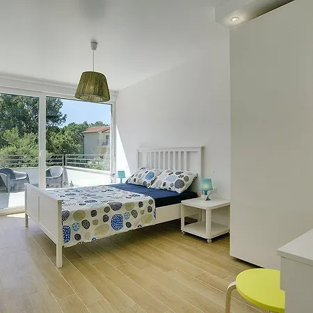 Chiara 普莱曼图拉